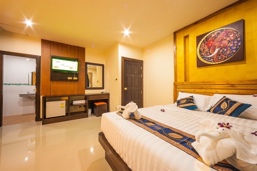 Oyo 485 Million Patong Beach Resort Buitenkant foto